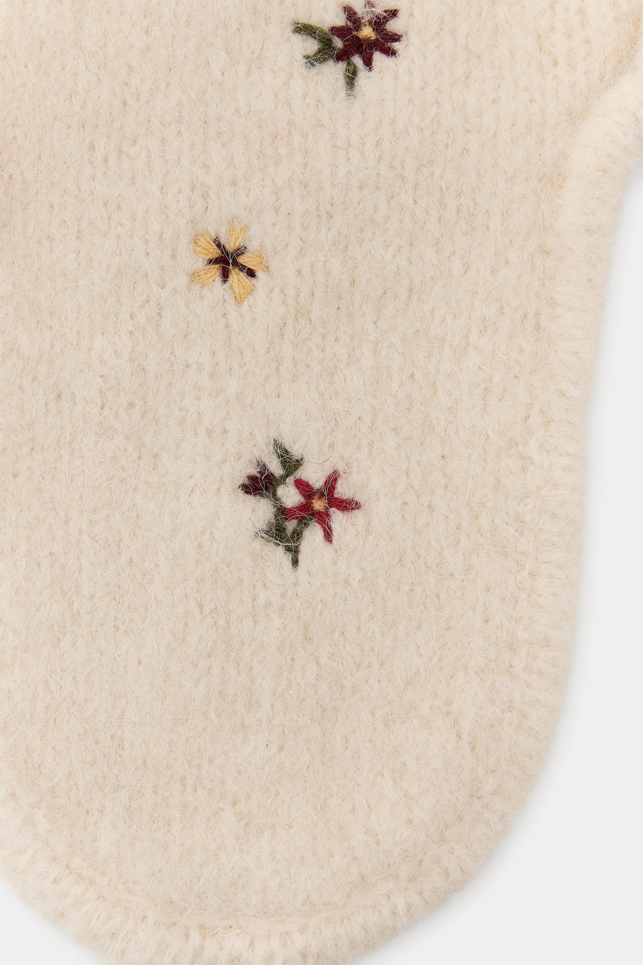 BONNET EN MAILLE AVEC CACHE-OREILLES BRODÉS